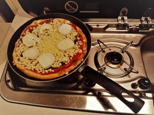 Garnissage Pizza Tomate Fromage Champignons Idee Recette Facile Roadtrip