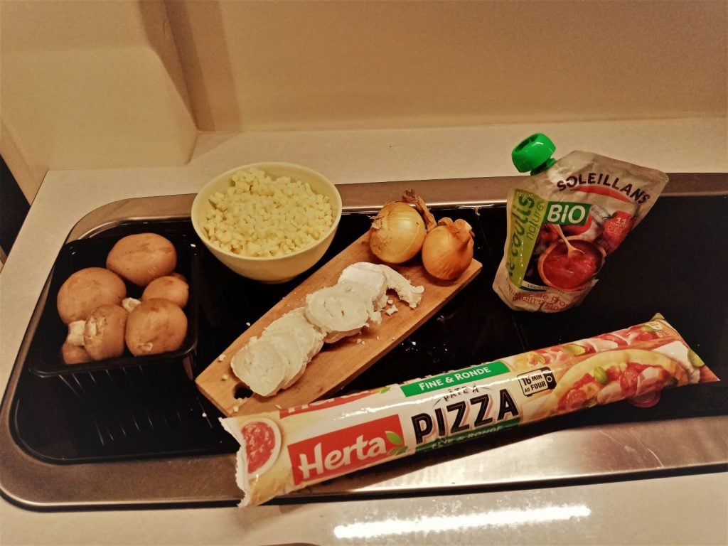 Ingredients Pizza Poele Van Resized