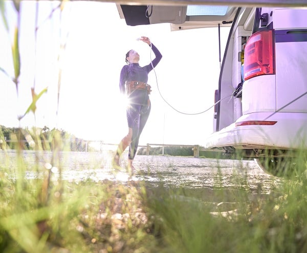 Douche de camping nomade 11 L avec pompe à pied, Les indispensables