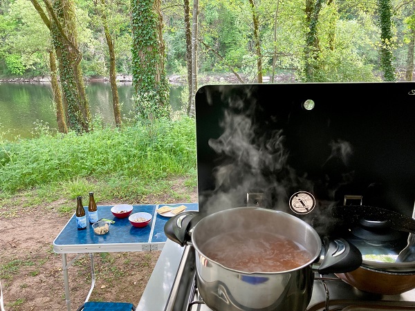 repas en bord de riviere en fourgon amenage 1