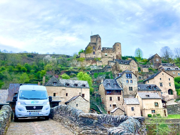 village touristique de belcastel accessible en fourgon et van amenage 1