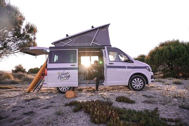 Libre D'une Fenêtre Dans Un Camping-car Reste Dans Une Camionnette