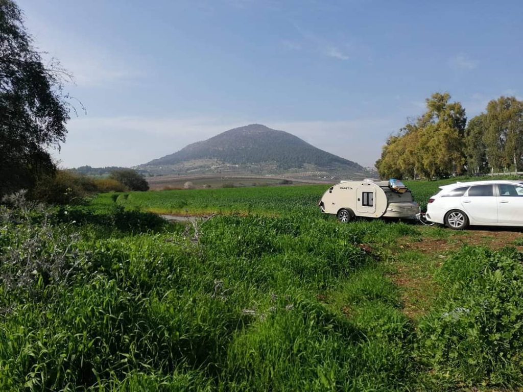 caravane teardrop champs montagne