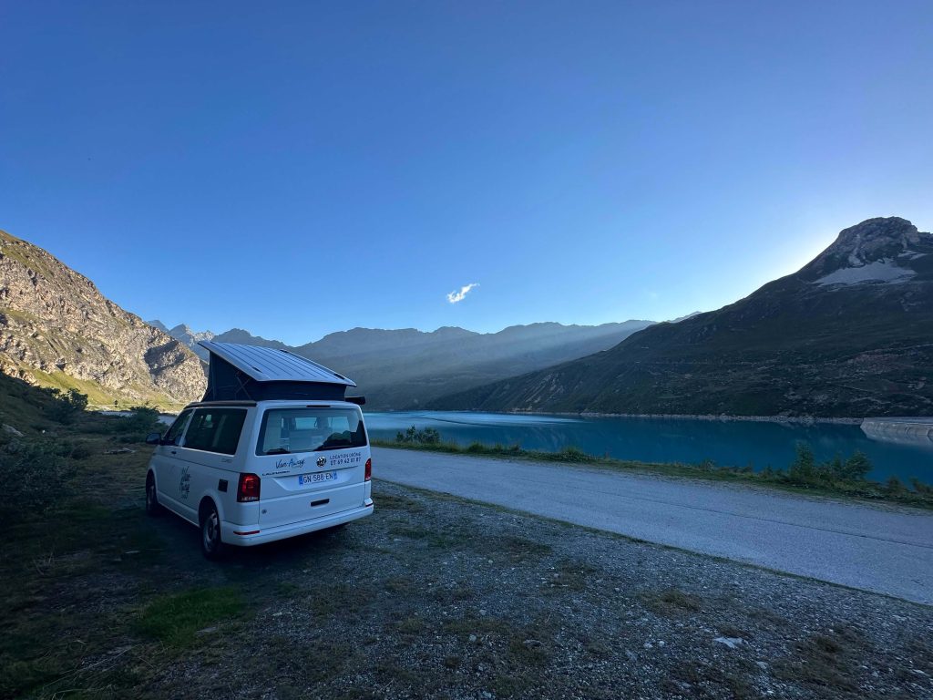 van california toit ouvert devant lac des alpes drome