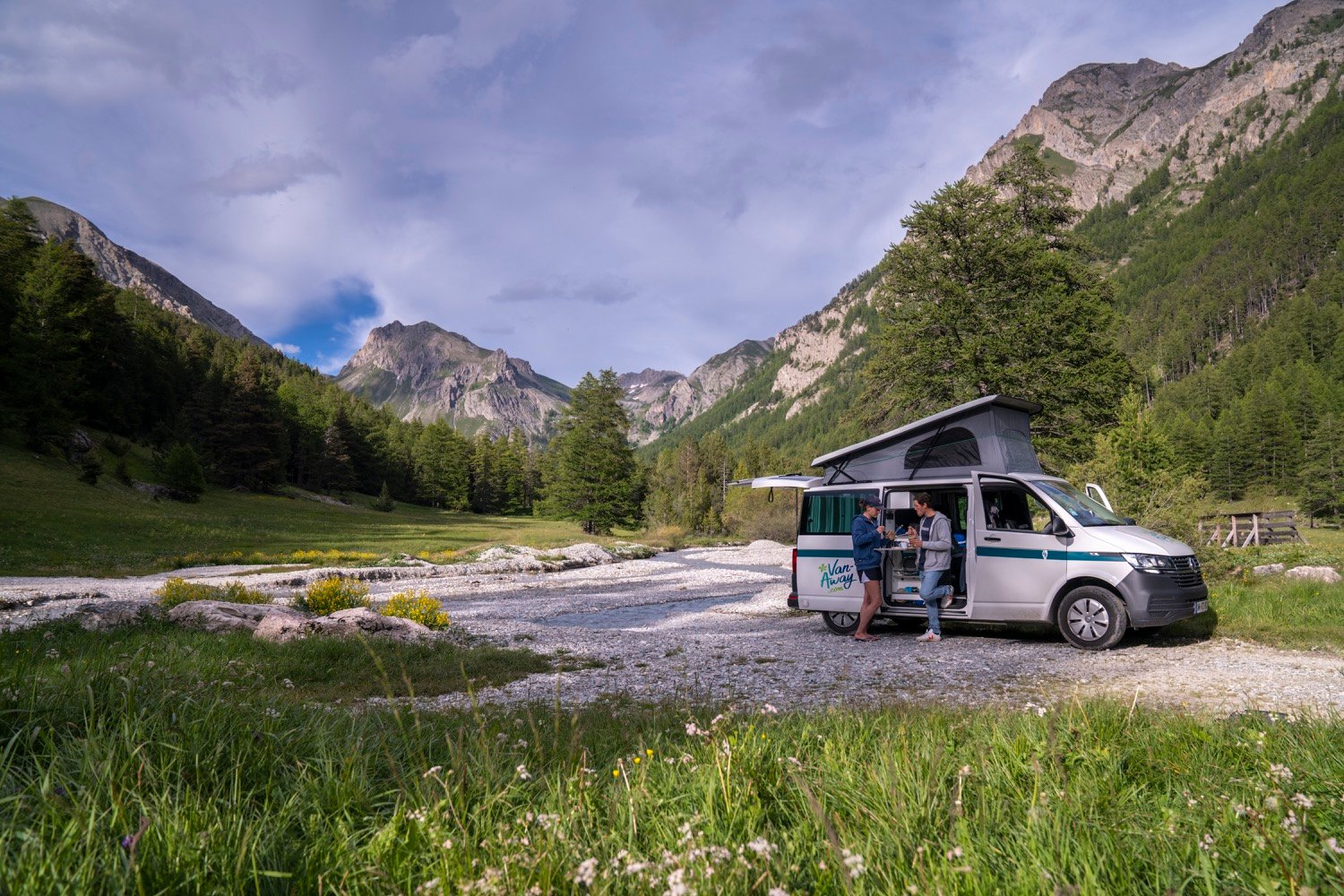 van-tente-toit-sommet-montagnes-pyrenees