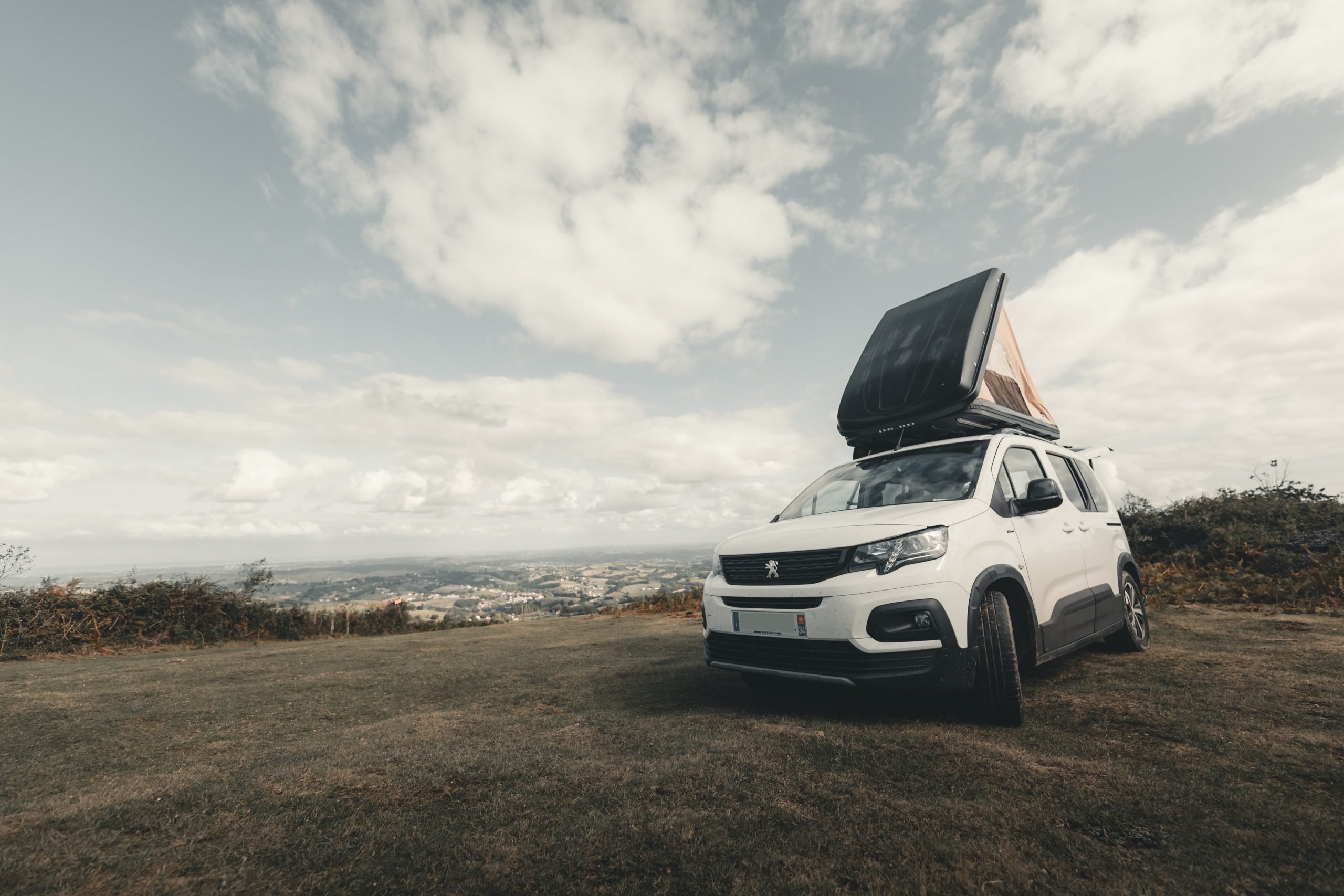 stationnement-van-amenage-pays-basque-montagnes-tente-toit