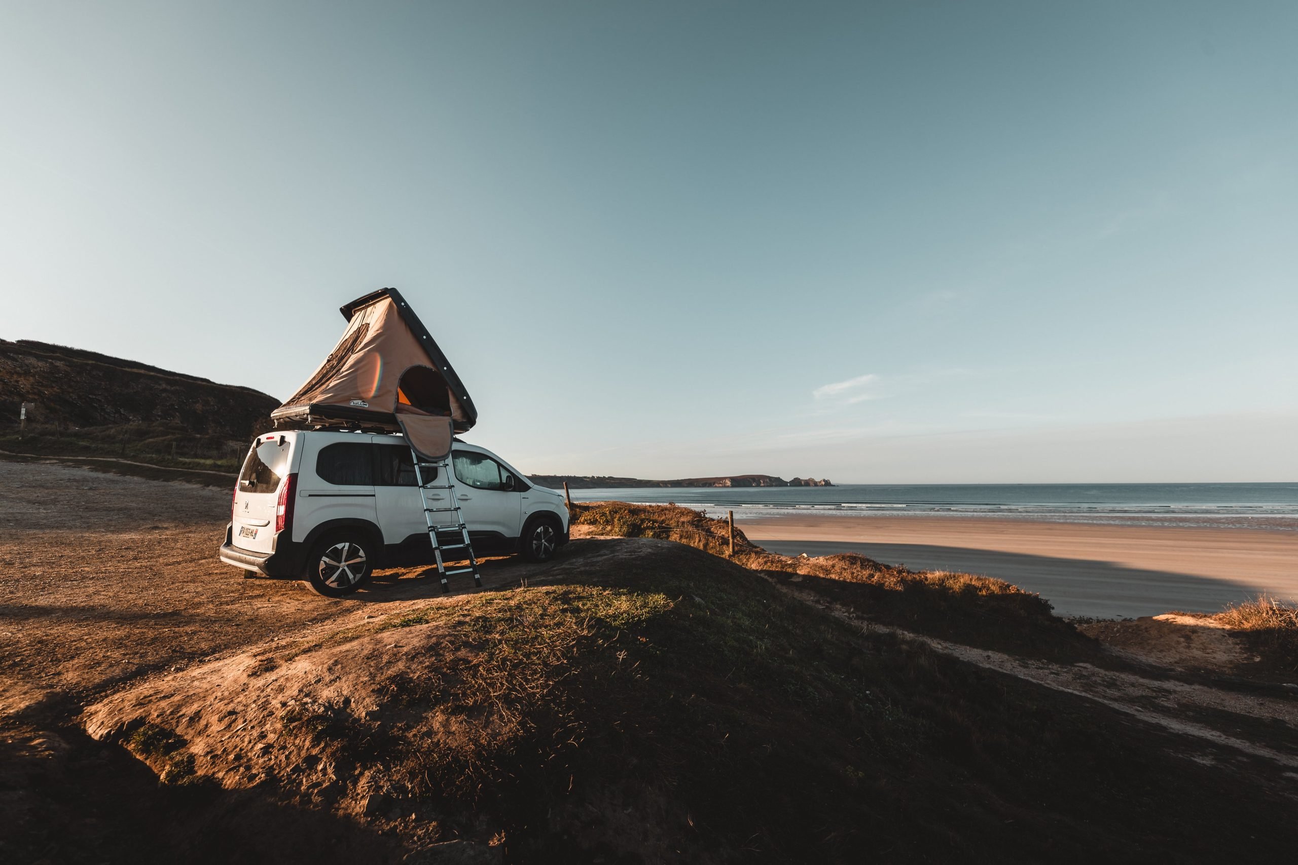 van-amenage-tente-toit-plage-ocean-nouvelle-aquitaine
