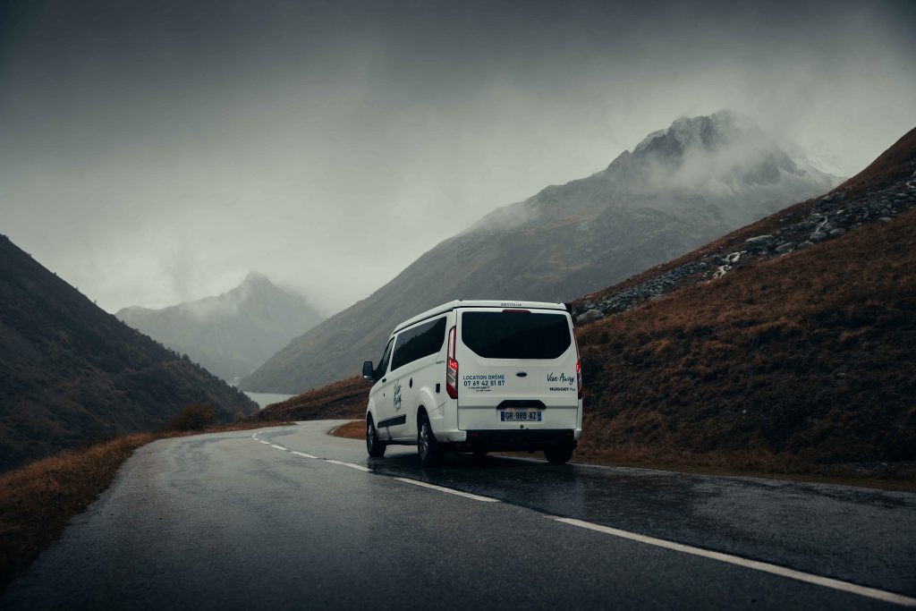 van amenage montagne brume