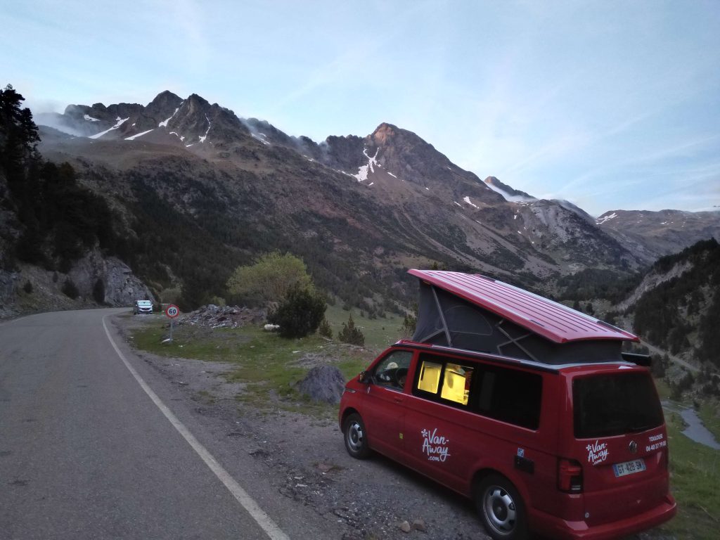 van amenage rouge montagne route soleil