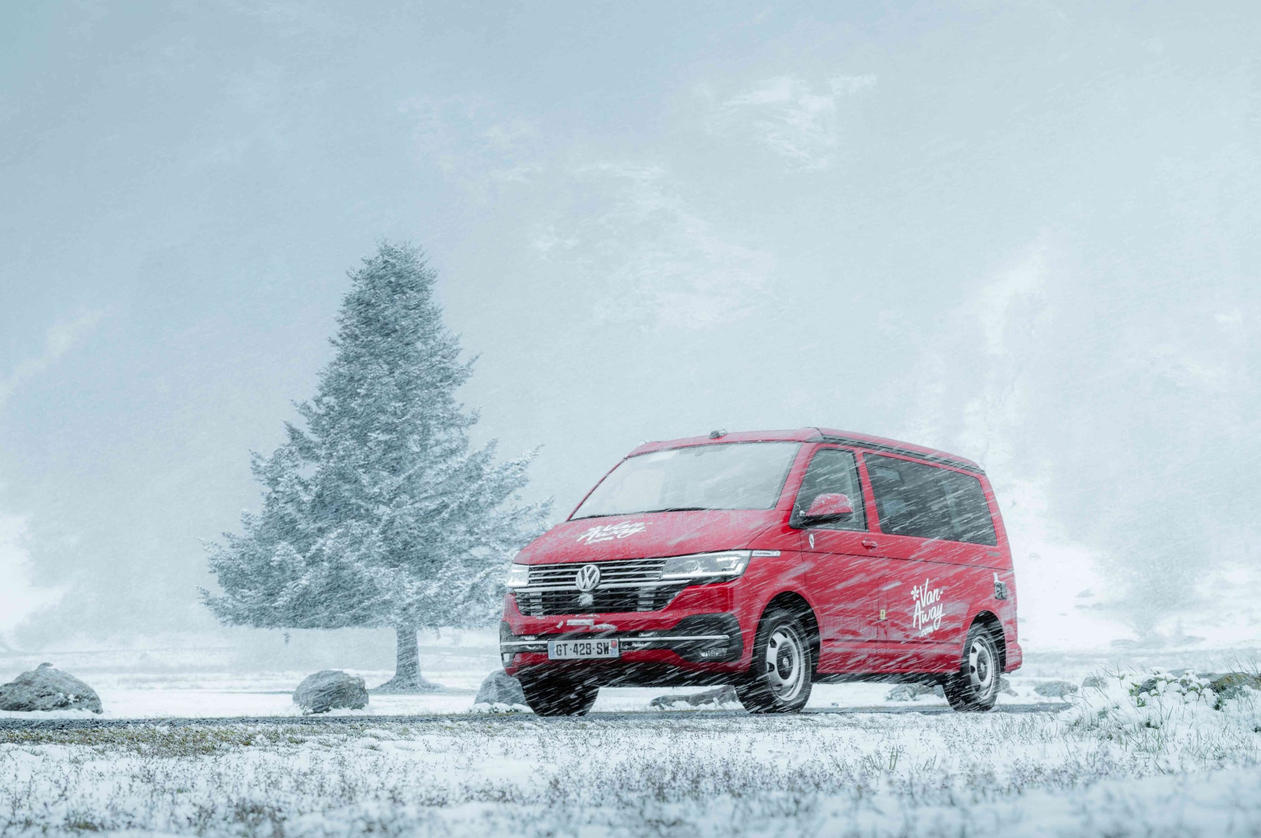 van away rouge tempete neige hiver