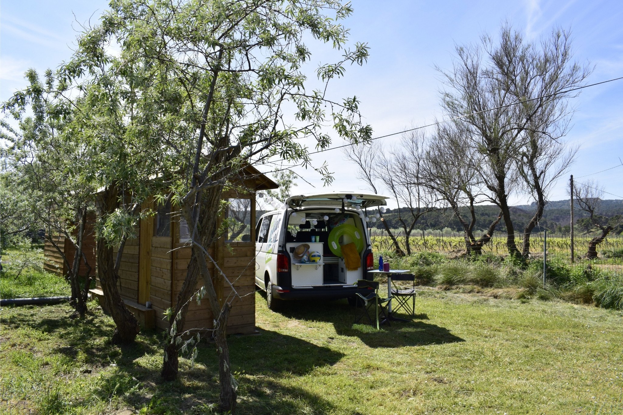 van ouvert campagne fil lessive soleil