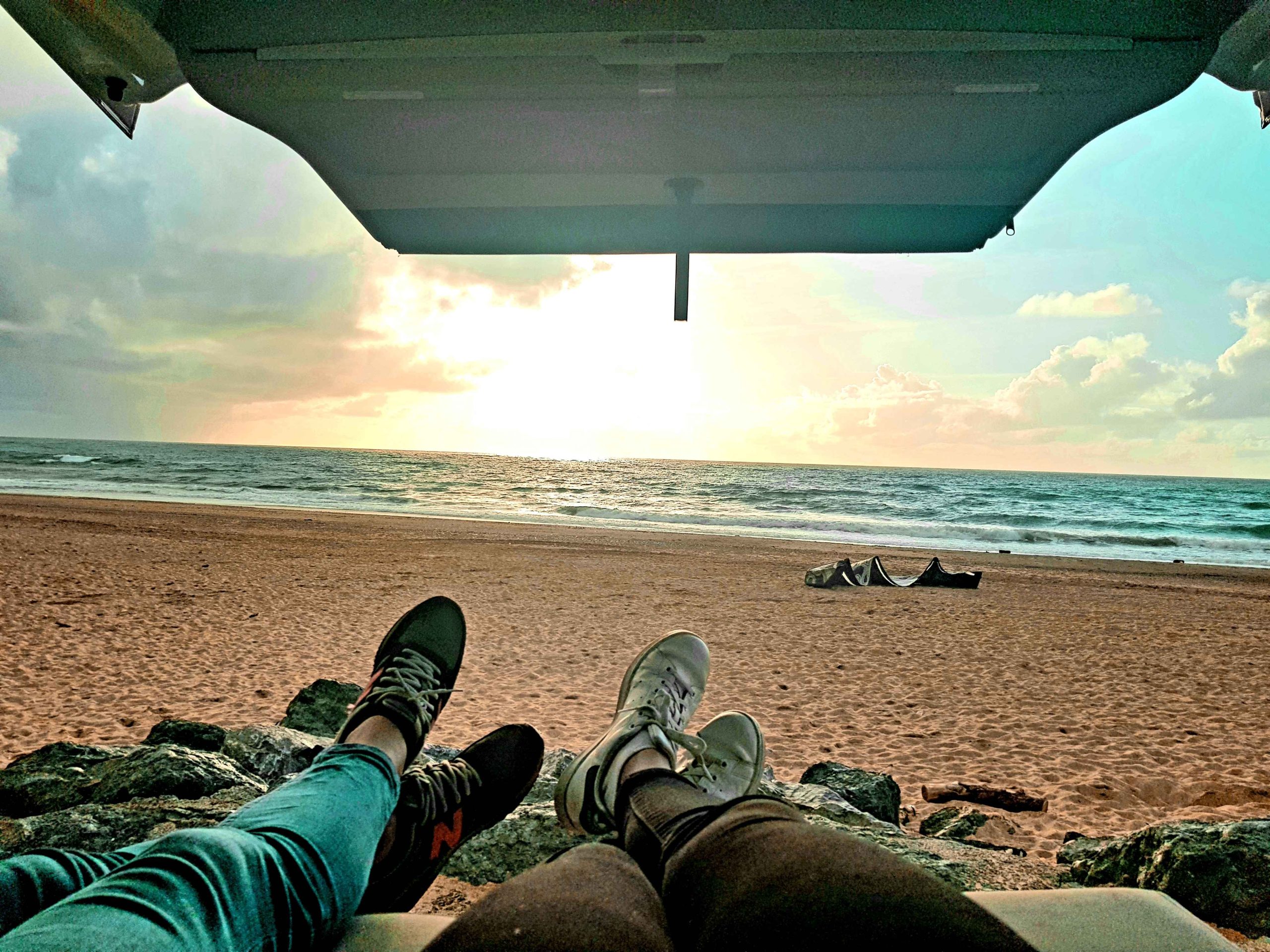 couple van amenage ouvert plage sunset romantique