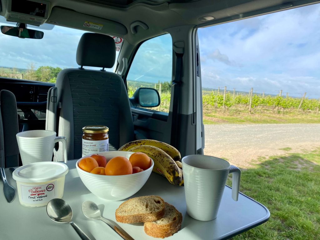 petit dejeuner couple van amenage tasses fruits pain