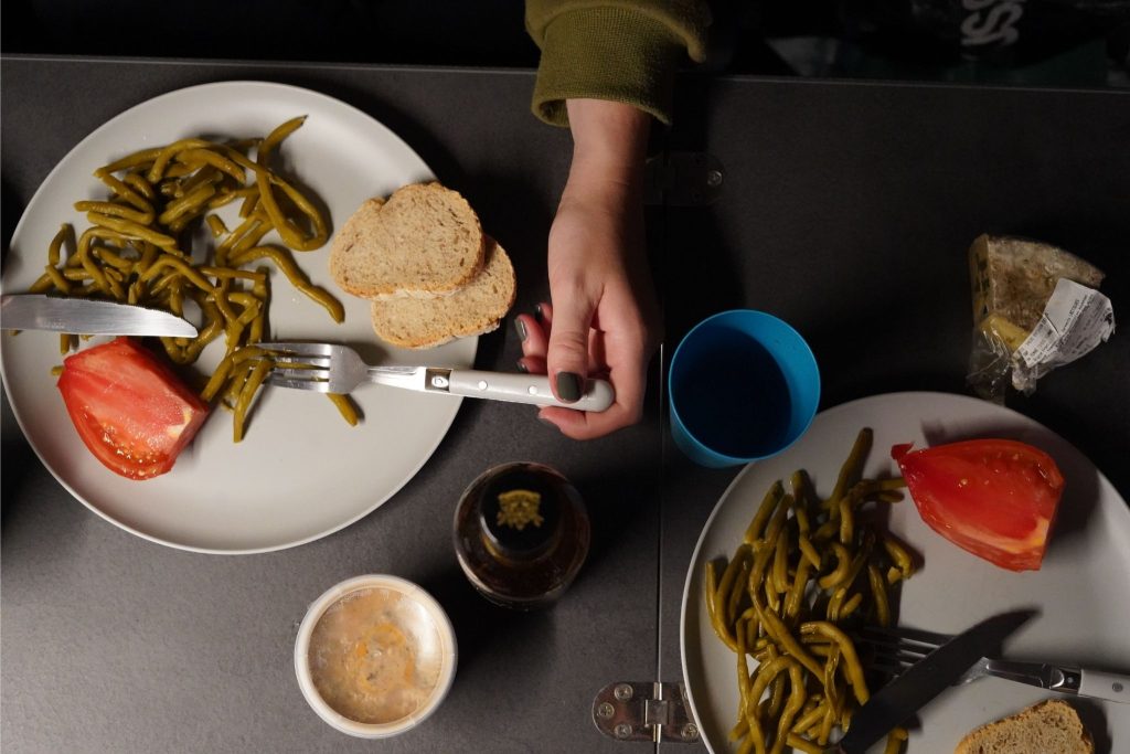 repas couple romantique fourgon