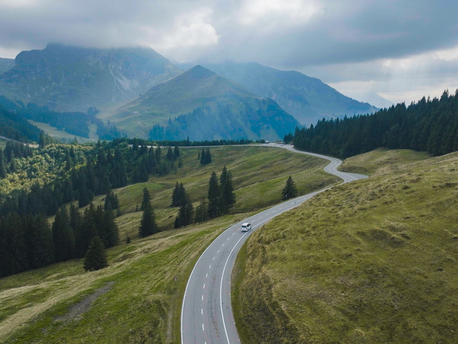 route montagne van foret nuages