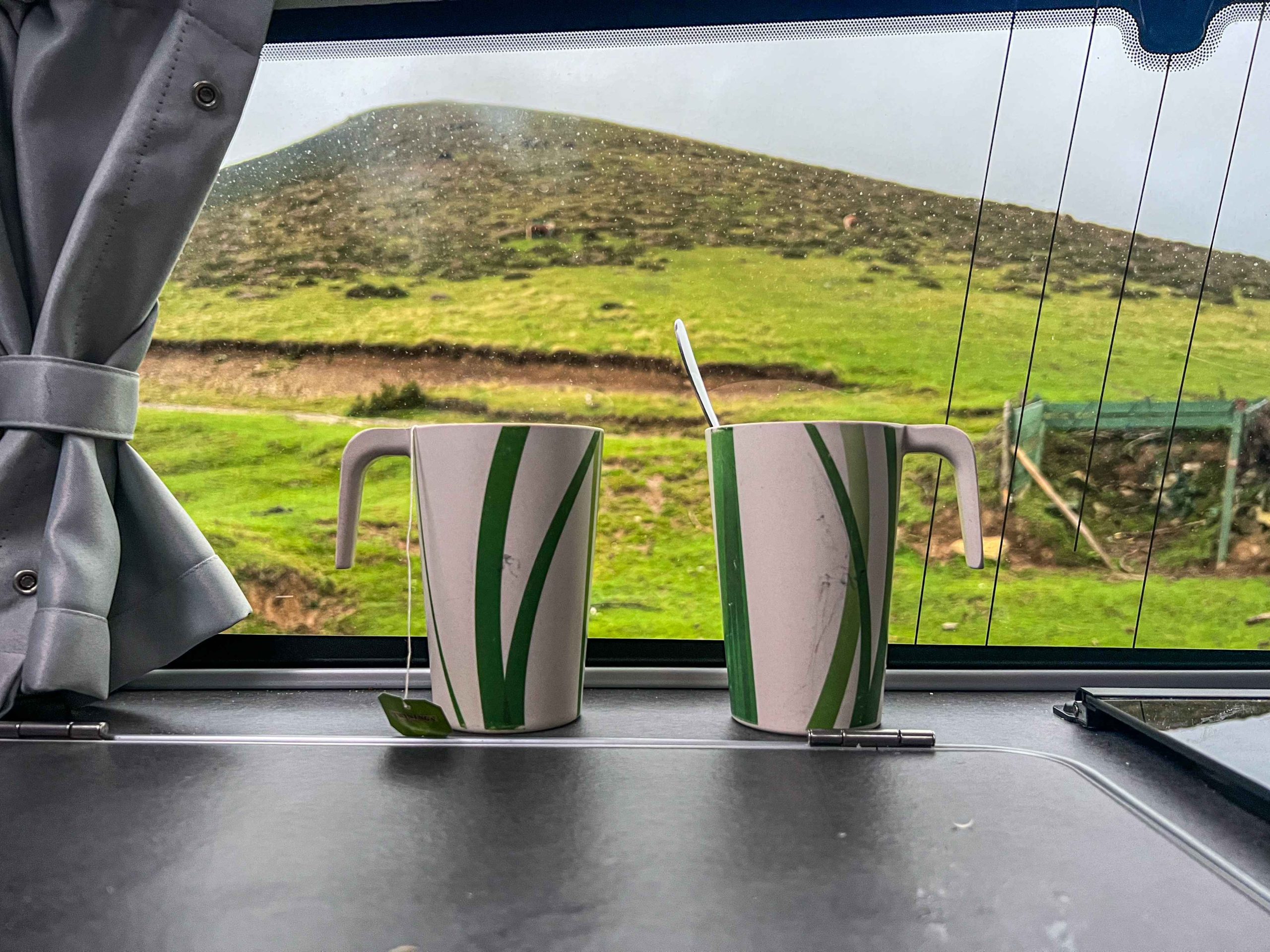 tasses van away couple montagnes