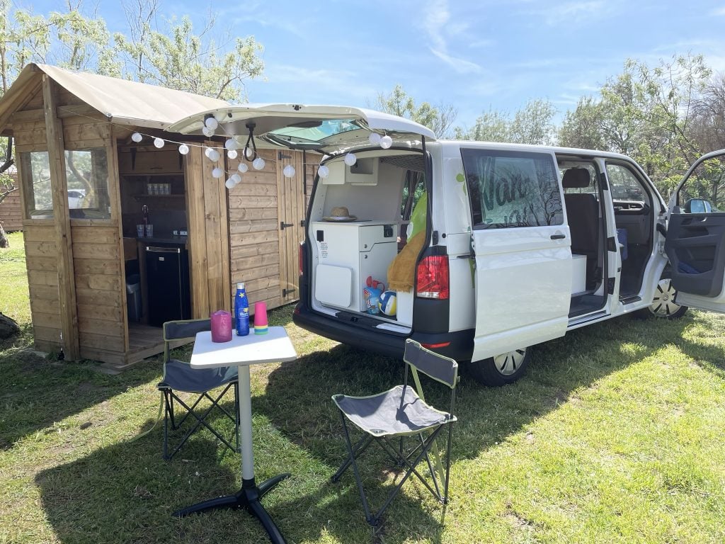 van amenage ouvert cabane table exterieur