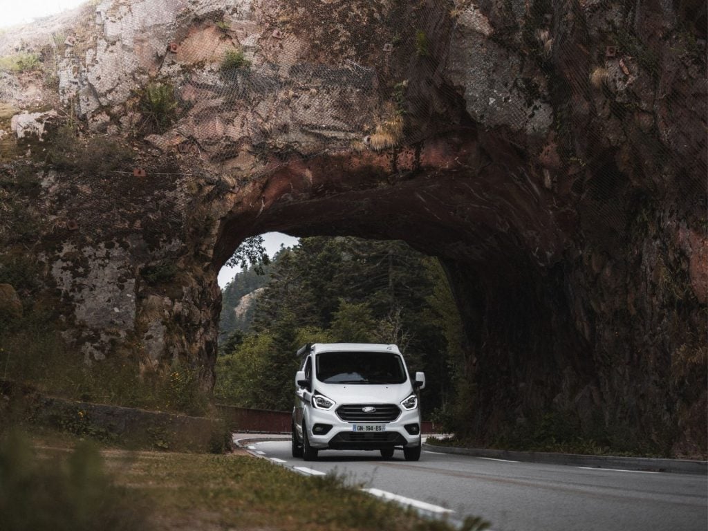 van amenage route tunnel