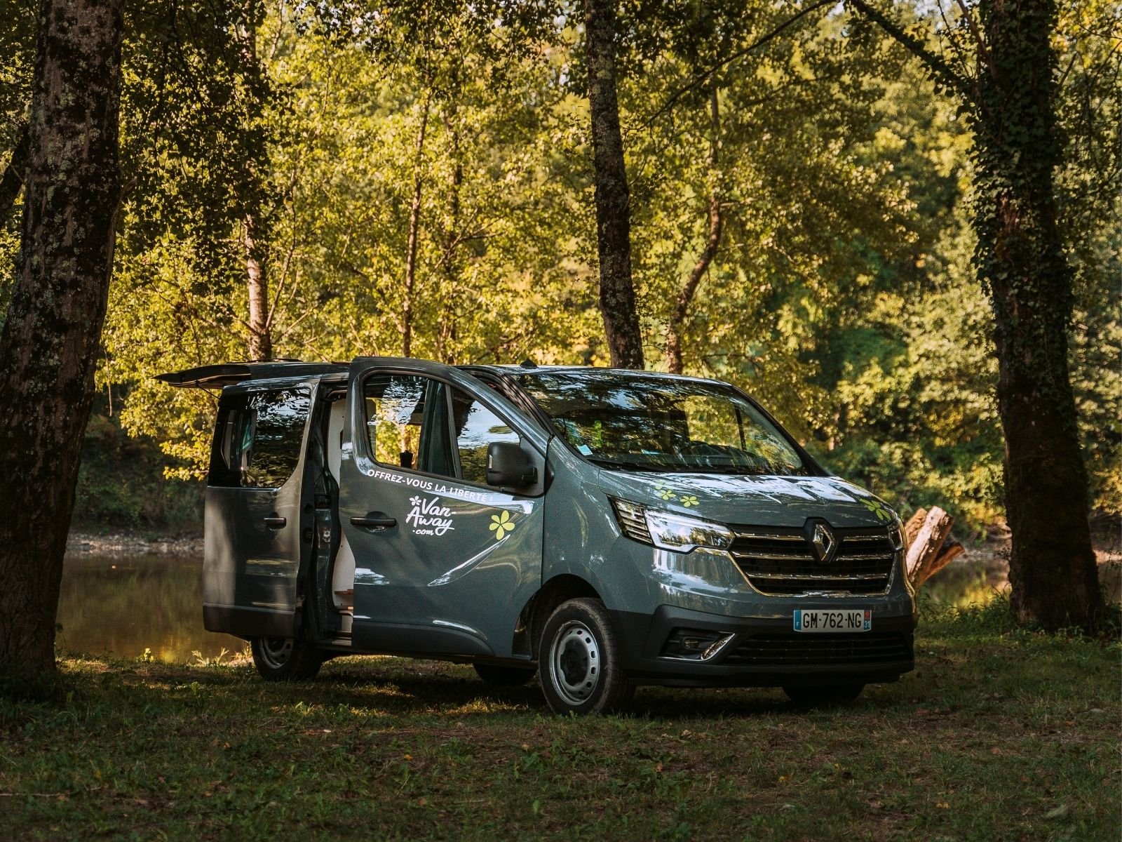 fourgon amenage van away arbre foret soleil