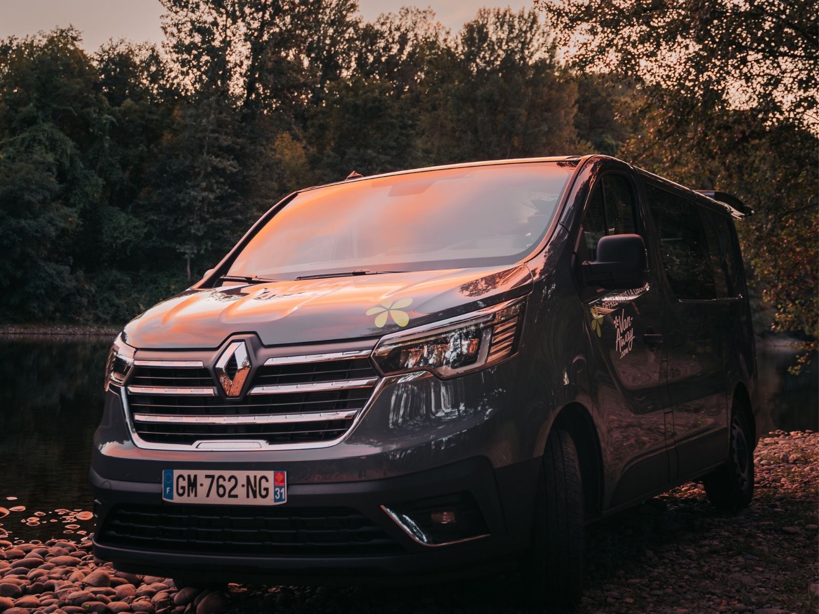 van amenage sunset bord lac foret