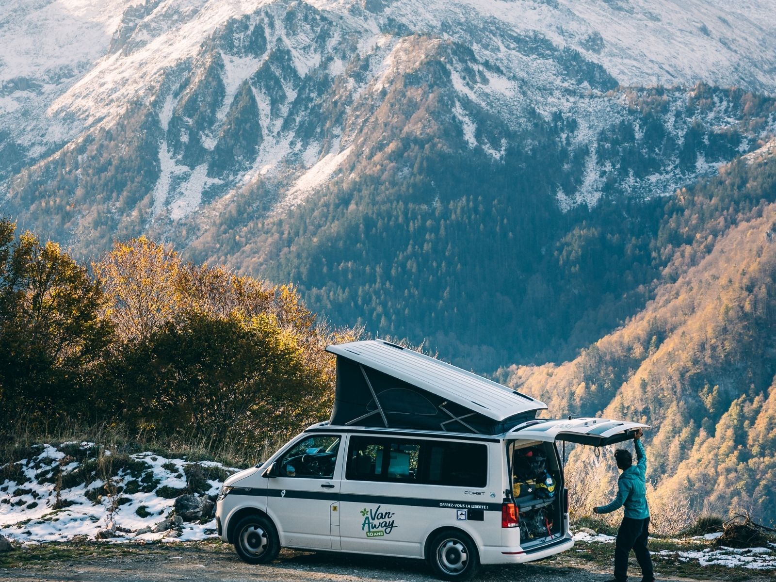 van away tente toit montagne sommet neige foret
