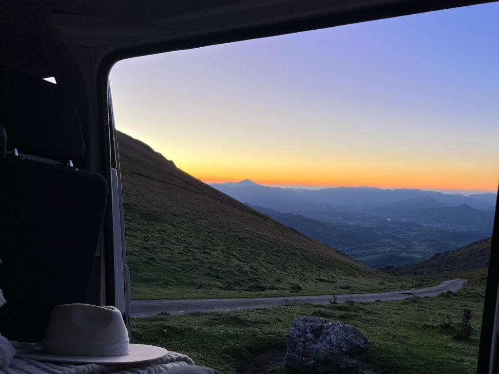 fourgon amenage vue montagnes crepuscule