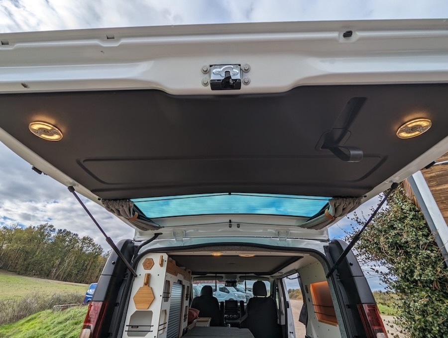 3 éclérage hayon van mania scaled