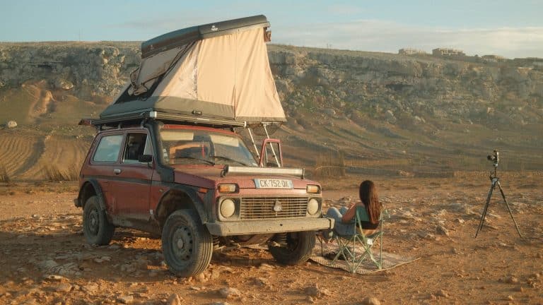 campement dans le desert avec une triup scaled