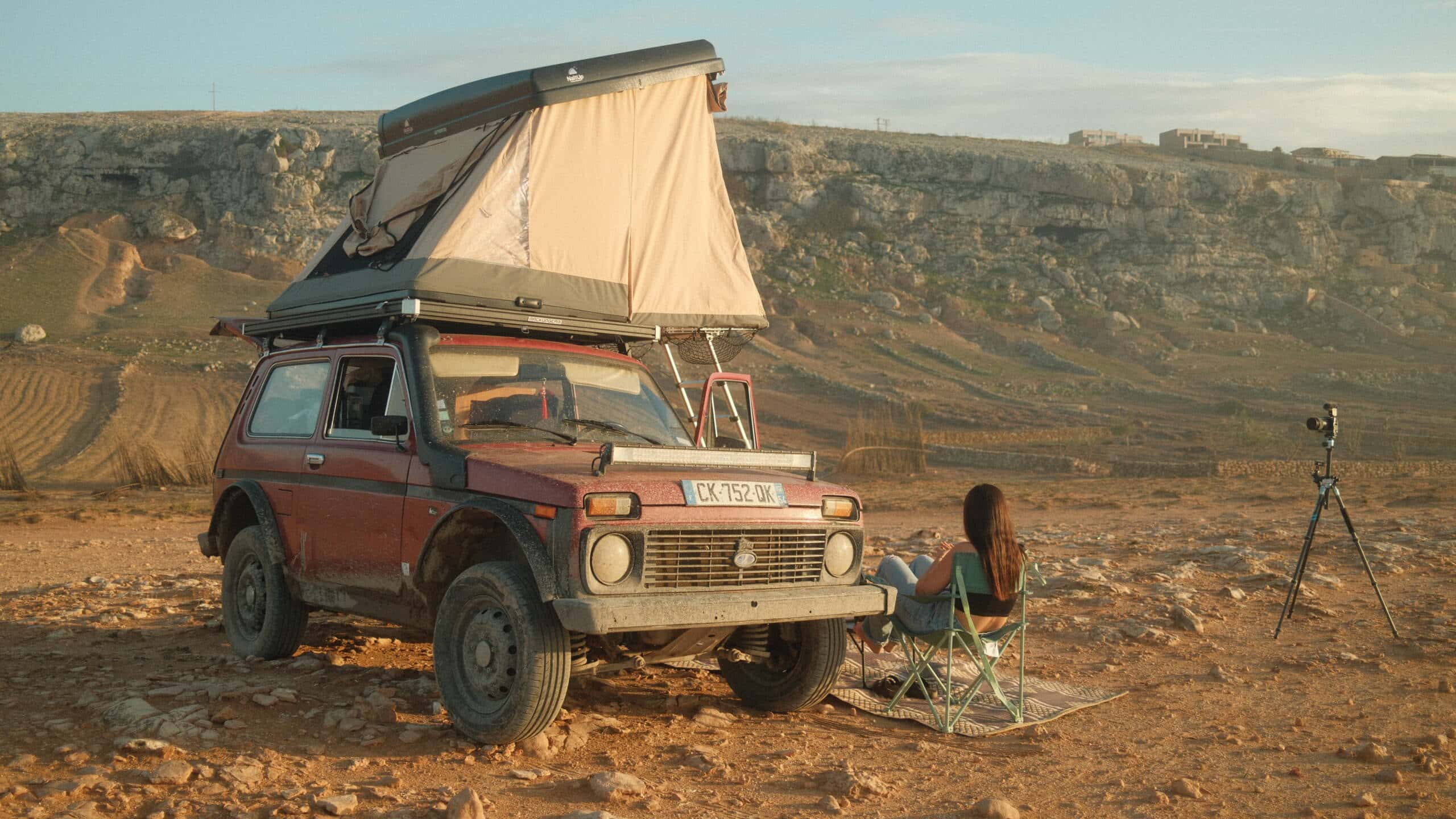 campement dans le desert avec une triup scaled