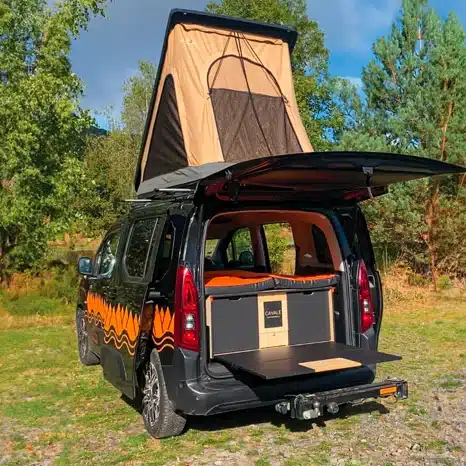 malle de voyage et tente de toit