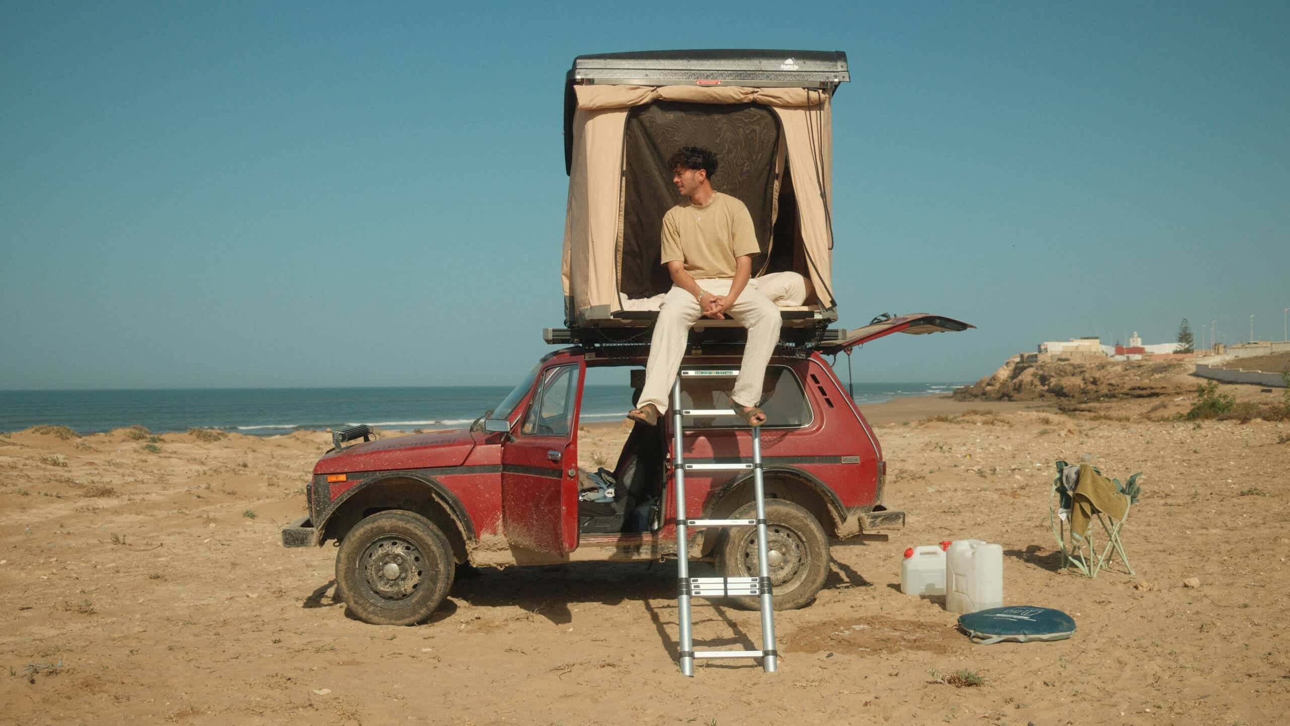 triup escape dans le desert sur un lada niva scaled