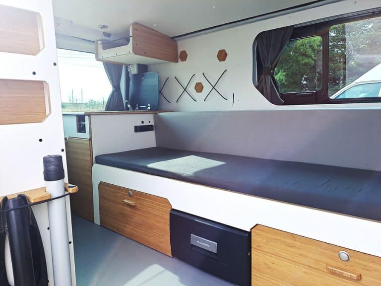 van renault trafic aménagé avec kit amovible van mania, modèle nord