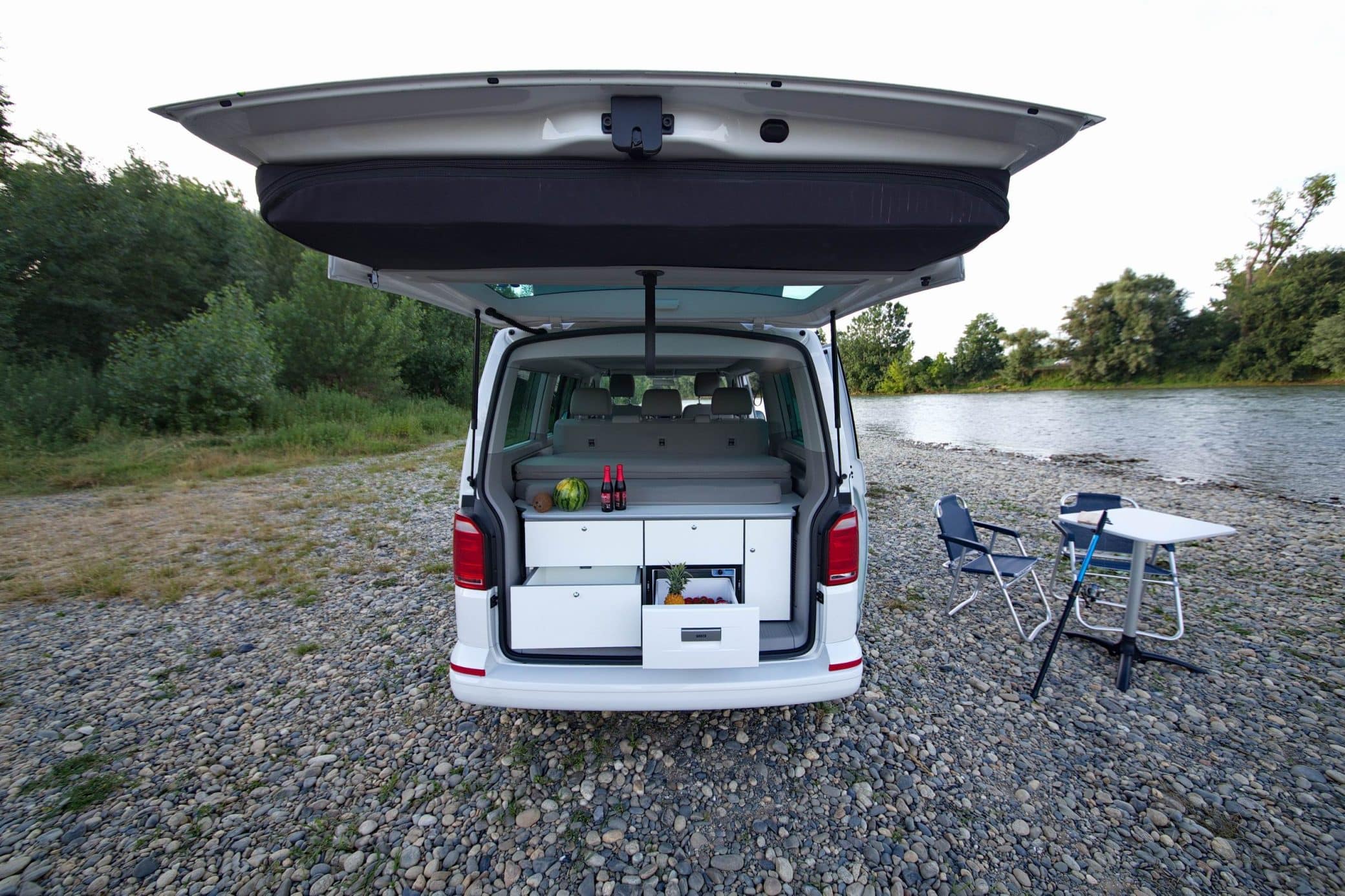  ✮Marque Française✮ Support de Hayon inoxydable pour California,  Beach, Multivan, Caravelle et Transporter. Installation facile en 3  secondes. Indispensable pour la ventilation de votre van.