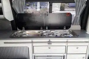 TASMANIA camper_van_amenage_5_places_cuisine_3