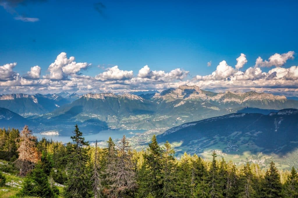 Sur la route des lacs autour d’Annecy