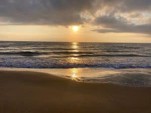 soleil couchant sur la plage de pln circuit camping car