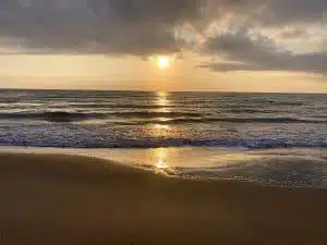soleil couchant sur la plage de pln circuit camping car