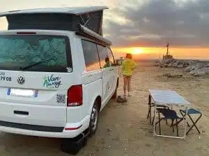 lever de soleil après nuit passée sur la plage de la franqui port la nouvelle en camping car van aménagé
