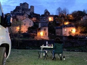 belcastel de nuit depuis le camping municipal en fourgon aménagé