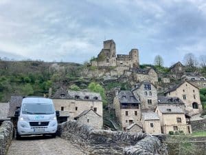 belcastel depuis le vieux pont vers le camping municipal pour passer la nuit en fourgon aménagé