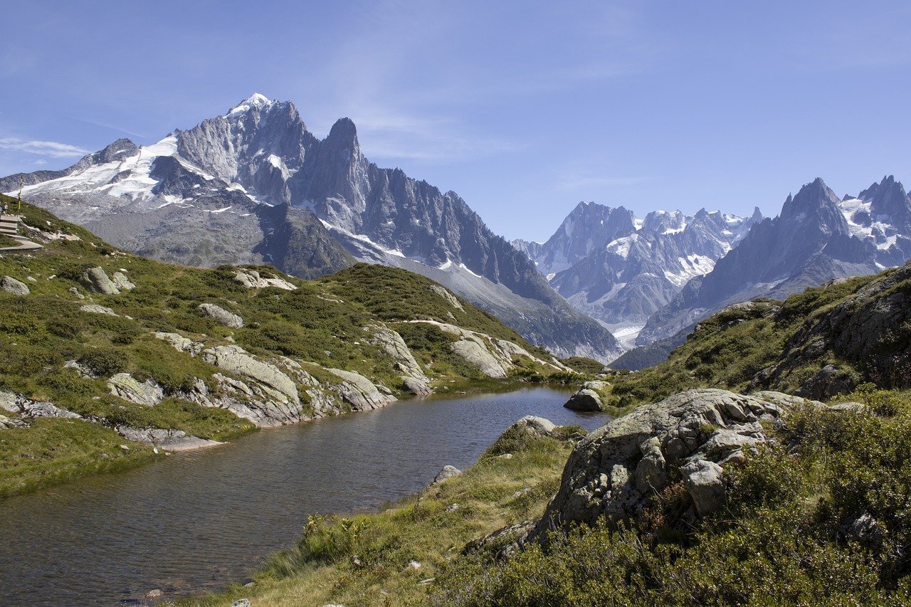 circuit road trip dans les alpes en fourgon camping car et van aménagé van away