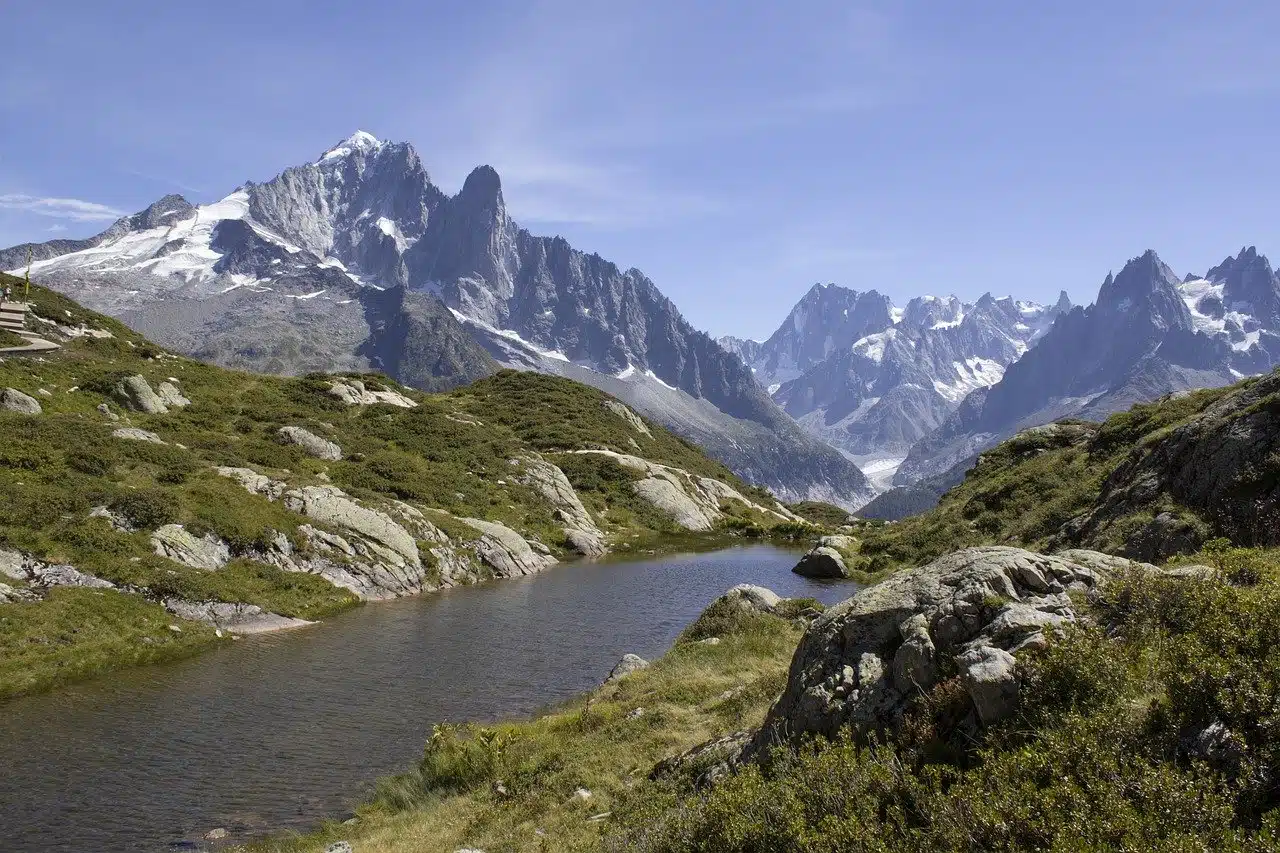 circuit road trip dans les alpes en fourgon camping car et van aménagé van away