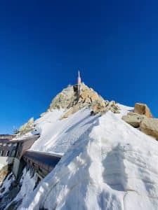 aiguille du midi dans les alpes circuit 10 jours en fourgon van away