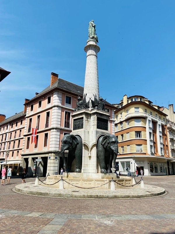 fontaine des éléphants à chambéry circuit 10 jours dans les alpes