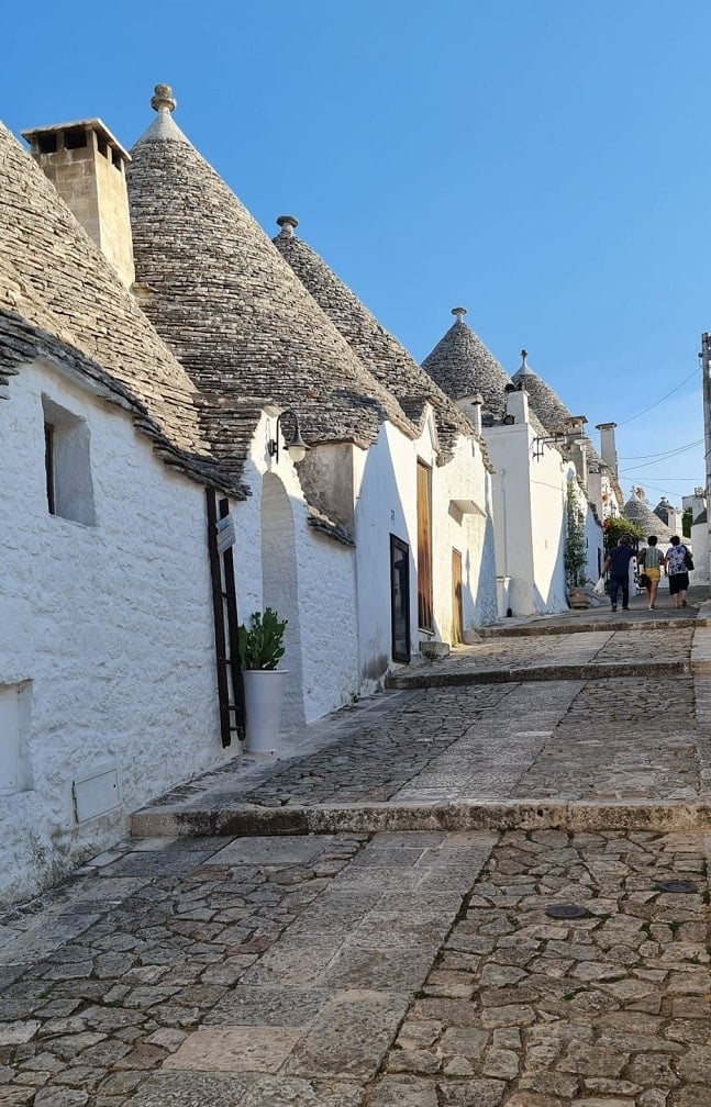 j6 bari village des pouilles en van