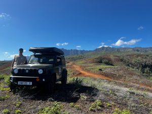 4x4 avec coffre de toit en polynesie