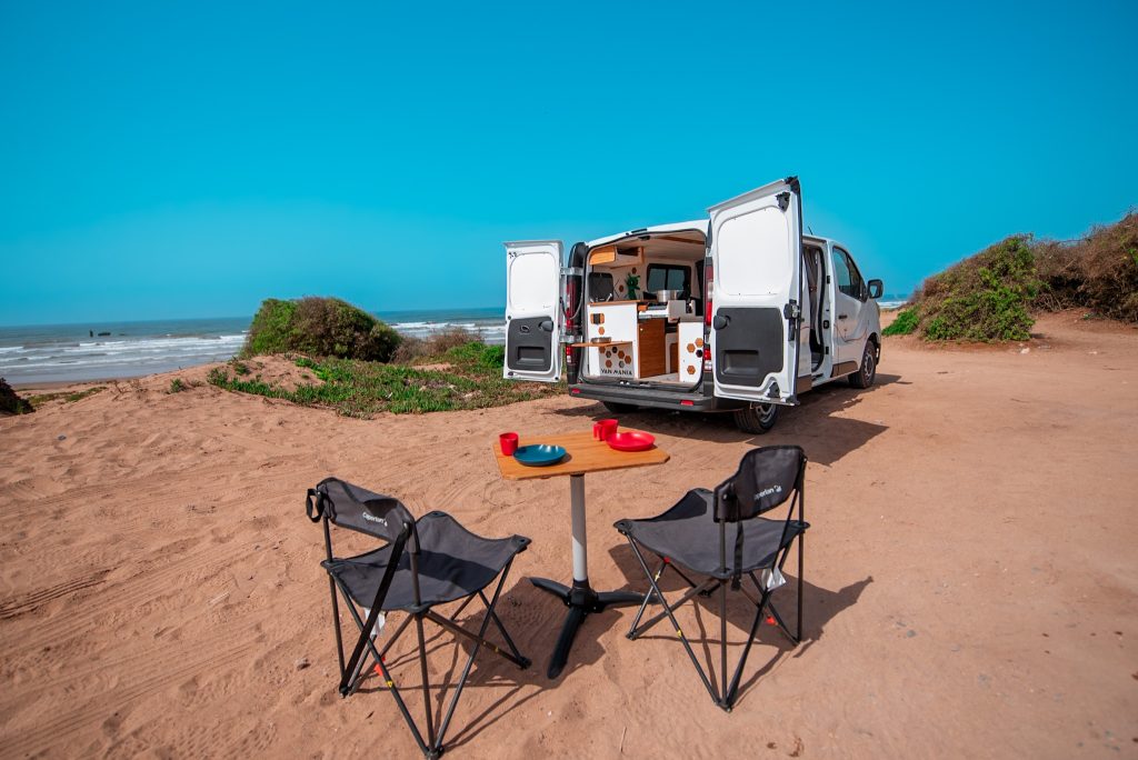 van amenage plage chaises ocean maroc