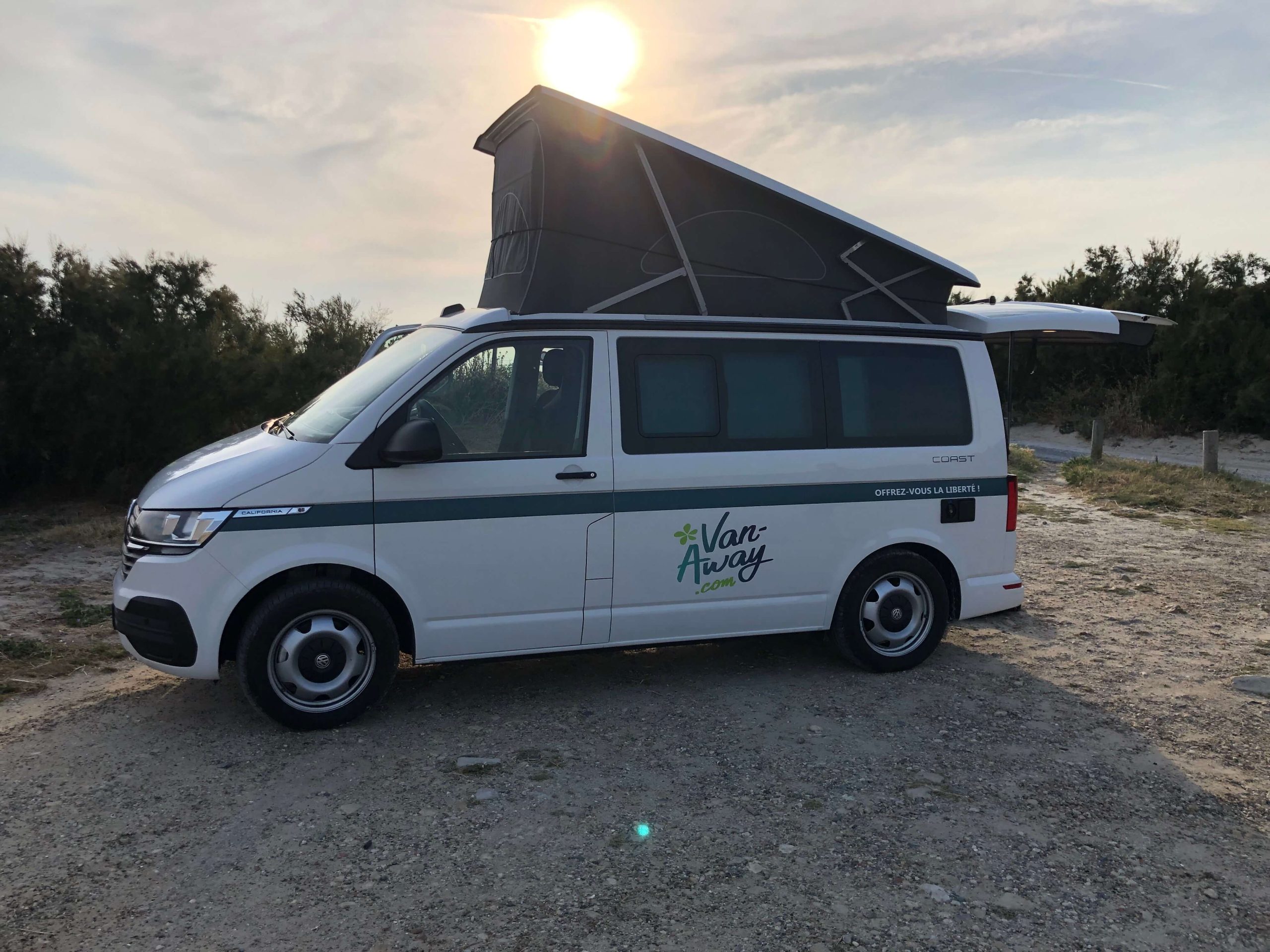 california- corse-sunset-tente-toit|fourgon-camping-chien-corse|petit-dejeuner-tasse-cafe-table-fourgon|fourgon-malaga-plage-corse-nuages|campement-california-store-ouvert|fourgon tasmania tente hayon