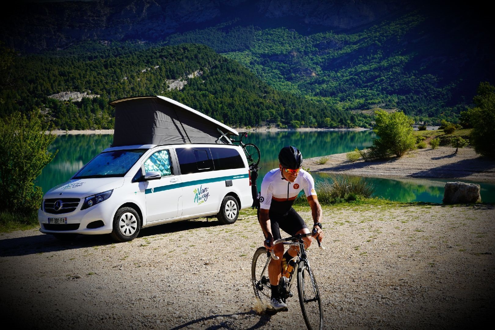 cycliste velo bord lac van away