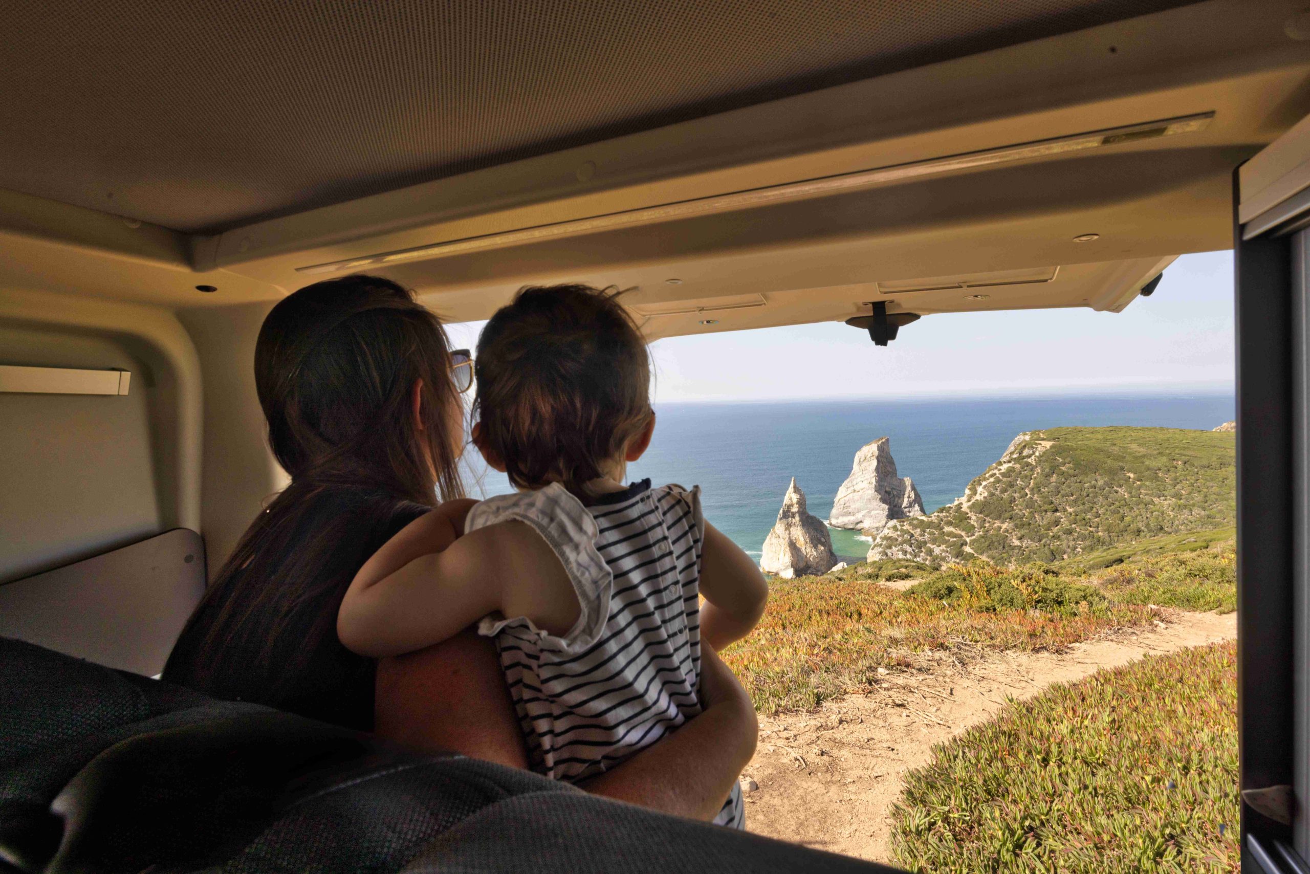 enfants arriere van amenage falaise mer|bebe epaules papa van away|enfants arriere van biberon|maman chaise enfants bebe falaise ocean|bebe enfant debout sieges arriere van